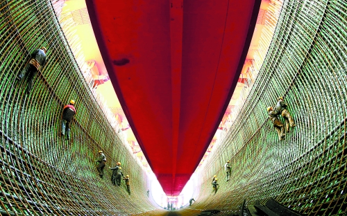 2月27日，南水北調(diào)中線鄧州湍河渡槽工程建設(shè)者在槽體內(nèi)扎鋼筋。