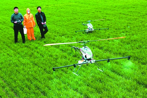 無人作業(yè)機一分鐘可為一畝地噴一升藥。