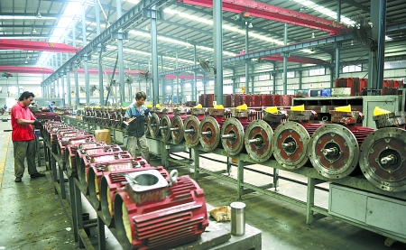 8月9日，南陽微特防爆電機有限公司員工生產(chǎn)出口訂單產(chǎn)品。