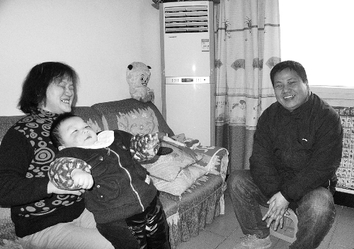 恩人找到了、飯碗保住了，張新明（右）與原竹青都開心地笑了。