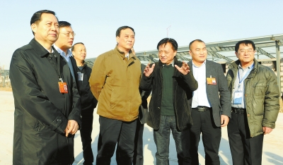 　　鄭州手拉手集團(tuán)董事長(zhǎng)賈長(zhǎng)明（右三）向省農(nóng)業(yè)廳廳長(zhǎng)朱孟洲（右四），省政府副秘書長(zhǎng)、省政府駐京辦主任