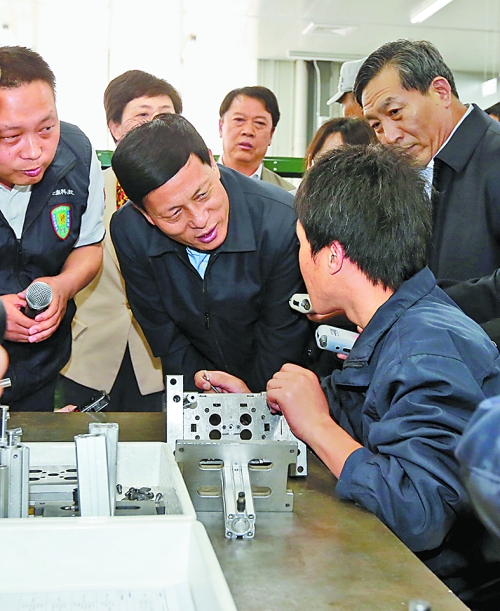 4月24日，省委副書(shū)記、省長(zhǎng)謝伏瞻在濟(jì)源虎嶺產(chǎn)業(yè)集聚區(qū)考察。