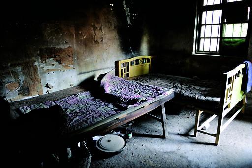 姐妹倆的臥室長(zhǎng)期不通風(fēng)，又潮又悶