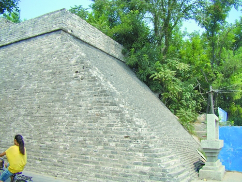 開封城墻修復(fù)過程中護(hù)坡植被清除