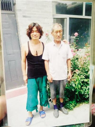 拍片間隙，王寶強(qiáng)與楊林貴在片場(chǎng)合影