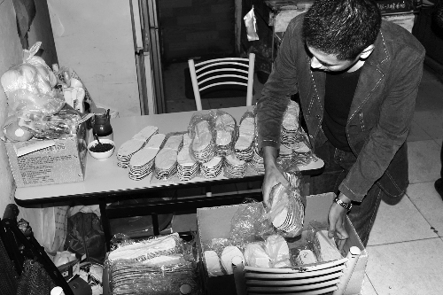 商丘老太賣(mài)鞋墊養(yǎng)活外孫女