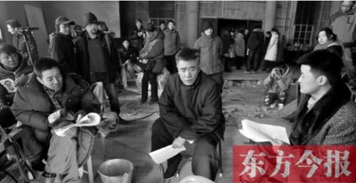 導(dǎo)演安建（左）、主演陳寶國等坐在一起說戲