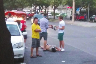 外籍男子當(dāng)街肩扛、腳踏醉漢