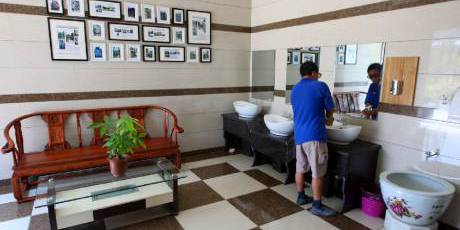 杭州一“四星級(jí)”公廁亮相