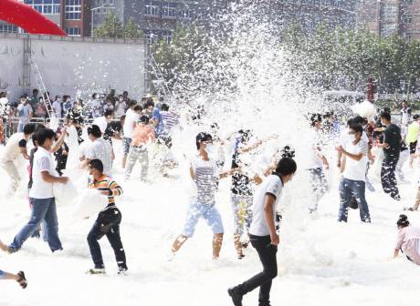 煙臺千人“枕頭大戰(zhàn)”迎中秋