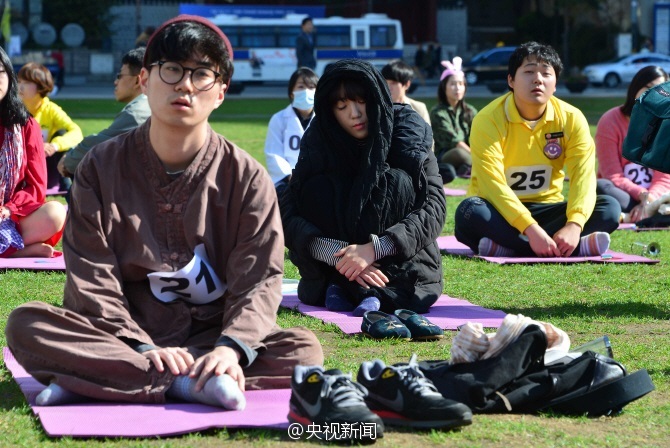 韓國舉辦“發(fā)呆大賽” 選手面僵齊放空