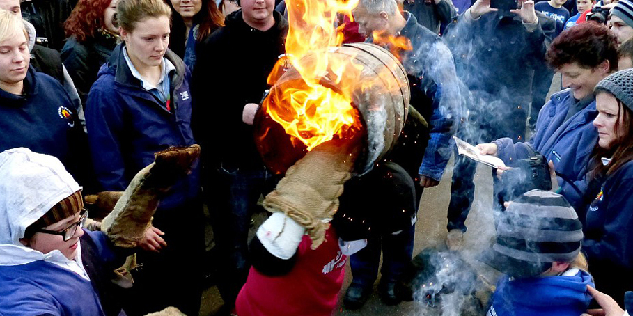 英國傳統比賽 選手扛“火桶”一路狂奔