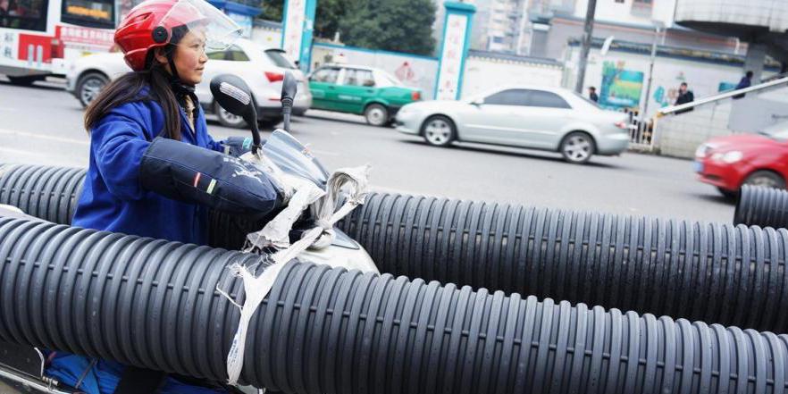 貴陽(yáng)現(xiàn)最牛摩姐 載超長(zhǎng)管穿梭車流