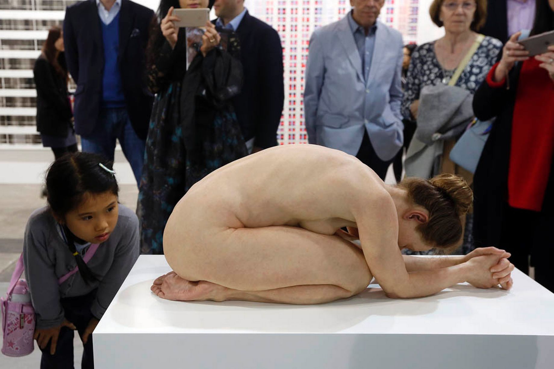 香港數(shù)百人與逼真裸女雕像自拍 香港數(shù)百人與逼真裸女雕像自拍