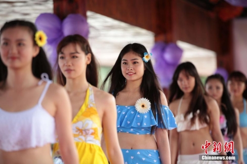 學(xué)生參加?；ㄐ２荽筚?穿比基尼秀身材