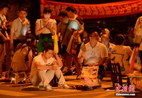 長(zhǎng)沙家長(zhǎng)為孩子讀高中通宵排隊(duì)