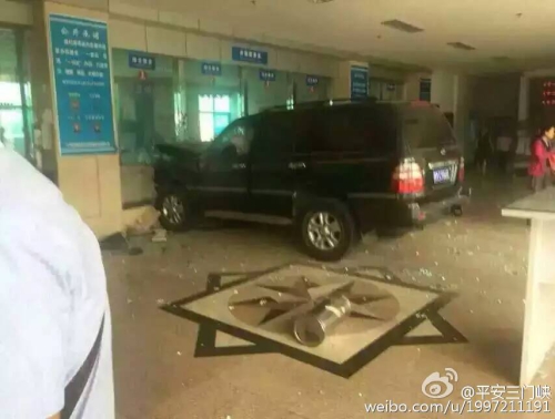 河南一越野車開進(jìn)國稅局大廳