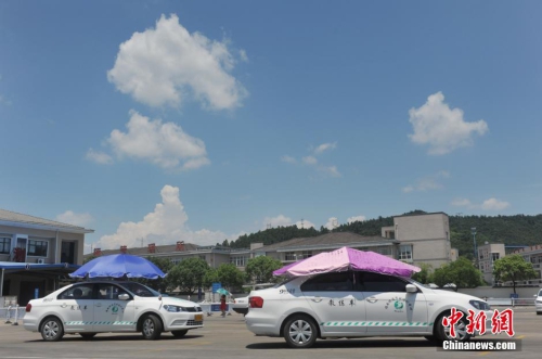 杭州一駕?，F(xiàn)遮陽新招 教練車車頂撐傘