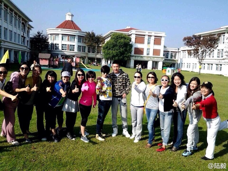 陸毅攜女參加親子運(yùn)動(dòng)會同做游戲