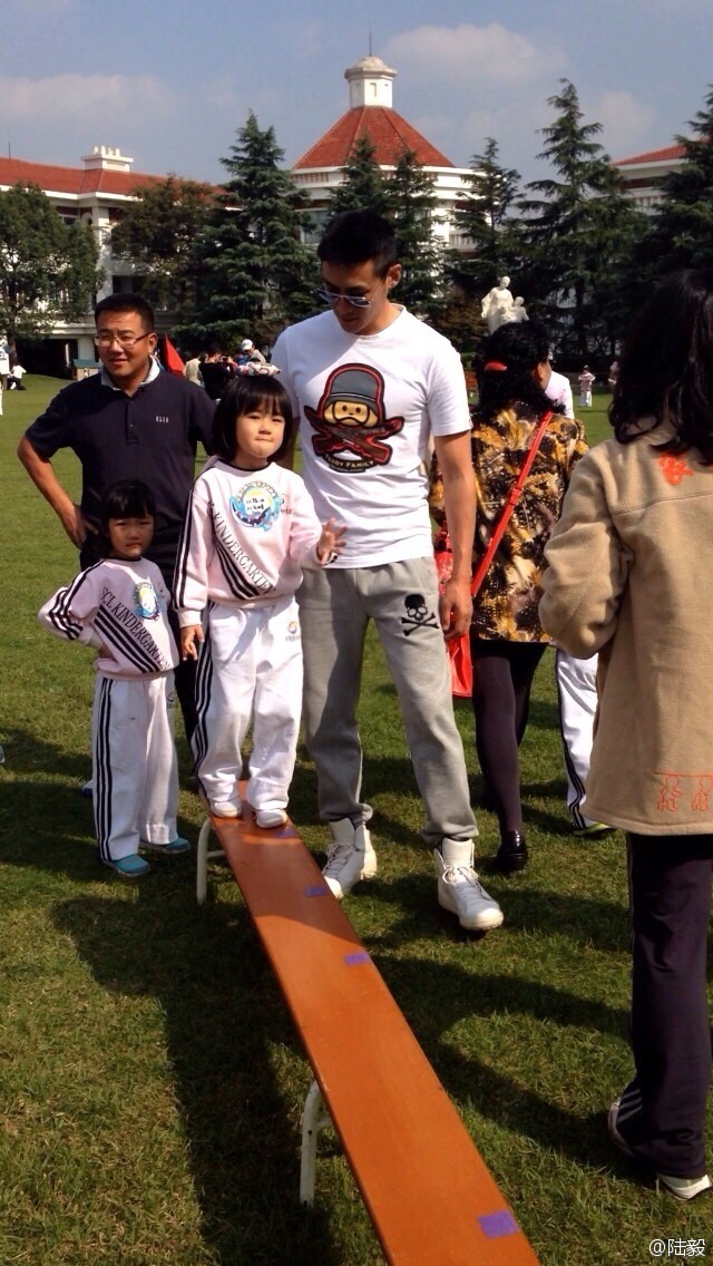 陸毅攜女參加親子運(yùn)動(dòng)會同做游戲