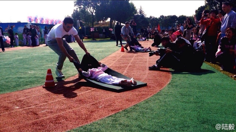 陸毅攜女參加親子運(yùn)動(dòng)會同做游戲