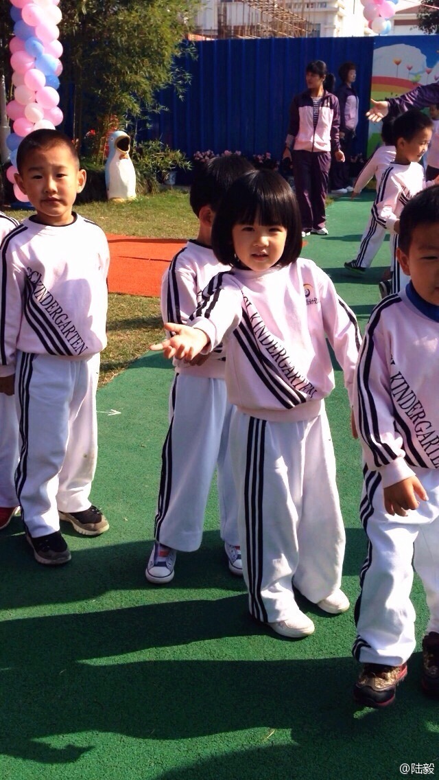 陸毅攜女參加親子運(yùn)動(dòng)會同做游戲
