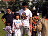 陸毅攜女參加親子運(yùn)動(dòng)會同做游戲