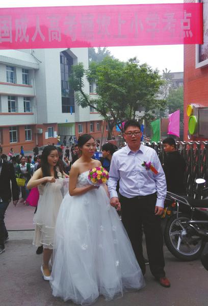 新郎向剛考完試的新娘送上鮮花。