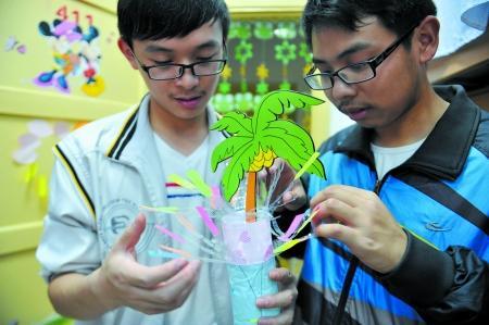 男生正把廢舊物做成裝飾品，裝扮女生寢室