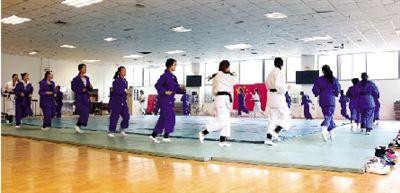 鄭大開“女子防身術(shù)課” 鄭大開“女子防身術(shù)課”