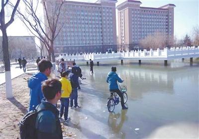 南方的孩子不理解北方的寒冷，這冰厚得，嚇尿了！ @顏遠(yuǎn)鋒