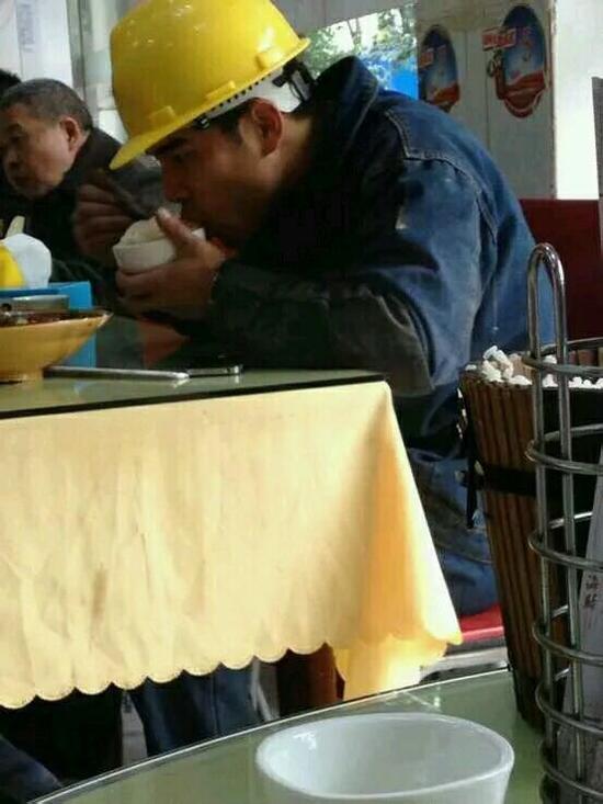 網(wǎng)友調(diào)侃：周周，慢點(diǎn)吃