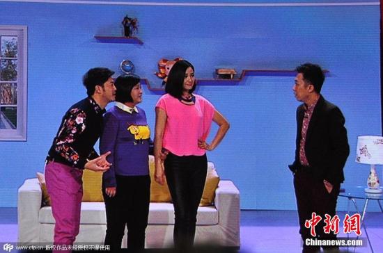 2015年2月18日晚8時(shí)，2015央視羊年春晚準(zhǔn)時(shí)開播，各路明星大腕齊聚一臺(tái)向觀眾展示了一場(chǎng)奢華的