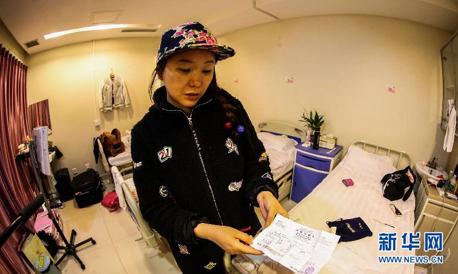 赴韓整形失敗者陳怡麗向記者展示醫(yī)療事故鑒定（4月8日攝）。