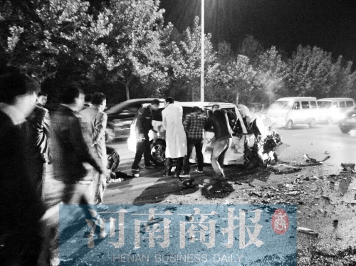 慘劇現(xiàn)場，眾人紛紛上前施救，有人拉住變形的車門，為傷者爭取救援時間