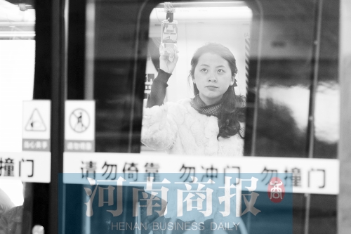 首個(gè)上班高峰，地鐵乘客以年輕的上班族為主