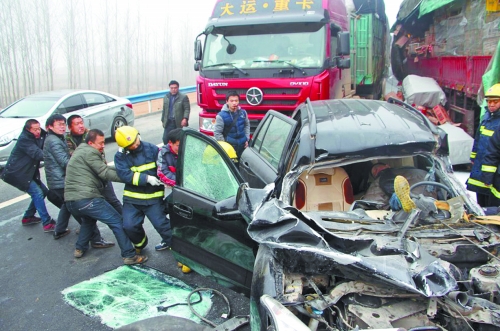 現(xiàn)場慘不忍睹，眾人合力施救。