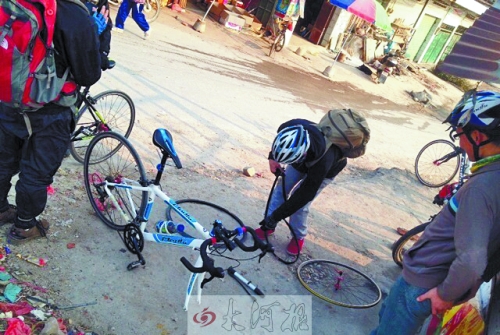 運氣不好，十分鐘被扎了兩次胎，只能自己修車。