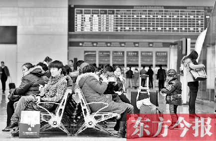 昨日，受天氣影響，多趟途經(jīng)和到達(dá)鄭州的高鐵晚點