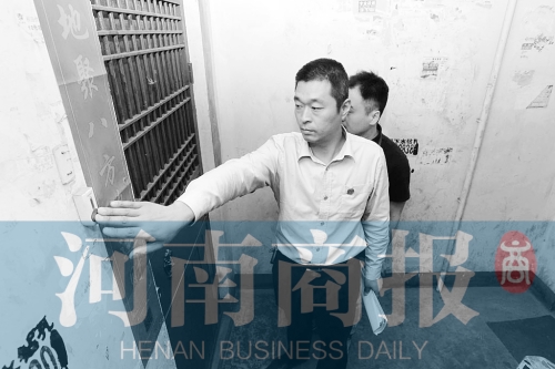 　來到馬某家，法官被拒之門外