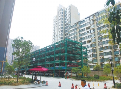 商城路與英協(xié)路交叉口附近的濱河綠苑小區(qū)內(nèi)，剛剛建好一個(gè)立體停車(chē)場(chǎng)。
