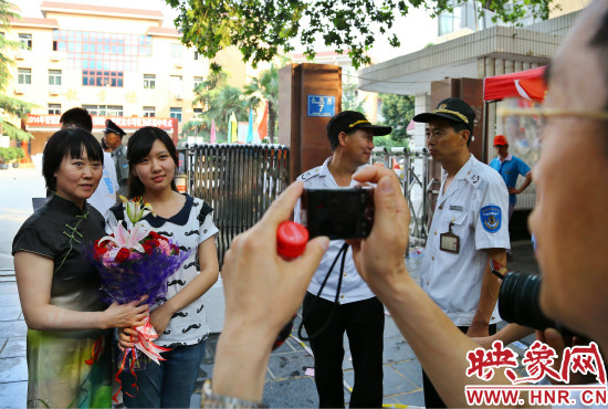 父親用手中的相機(jī)記錄下這重要的一刻。