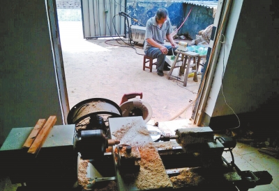 前邊是加工珠子的小車床,后邊正在拋光珠子。