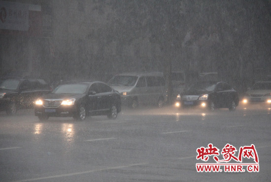 雨幕中的汽車已經(jīng)模糊起來 雨幕中的汽車已經(jīng)模糊起來