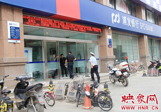 民警趕到現(xiàn)場(chǎng)了解情況。