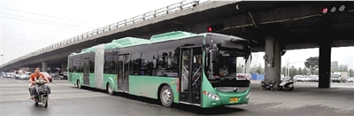 昨日上午，一輛B3快速公交測試車行駛在西三環(huán)的線路上。