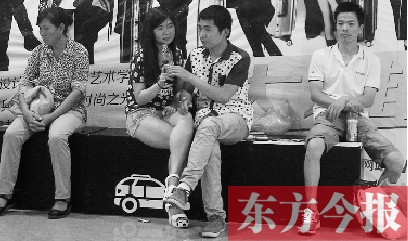 昨天，火車站地一大道納涼點(diǎn)已有許多市民坐在商場(chǎng)的椅子上乘涼