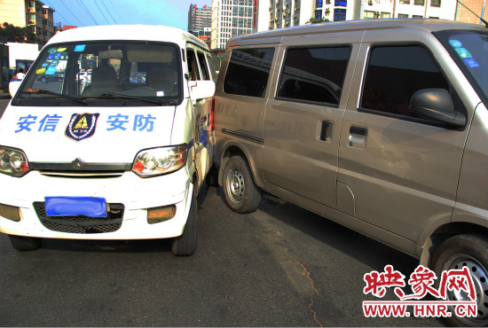 兩輛面包車也被牽連。