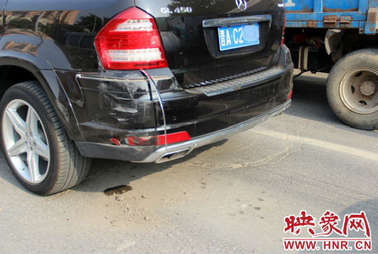 無辜奔馳越野車殘被追尾。