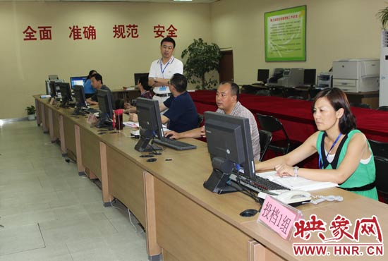 今年我省高招錄取工作正在平穩(wěn)正常開展，圖為投檔組工作人員。